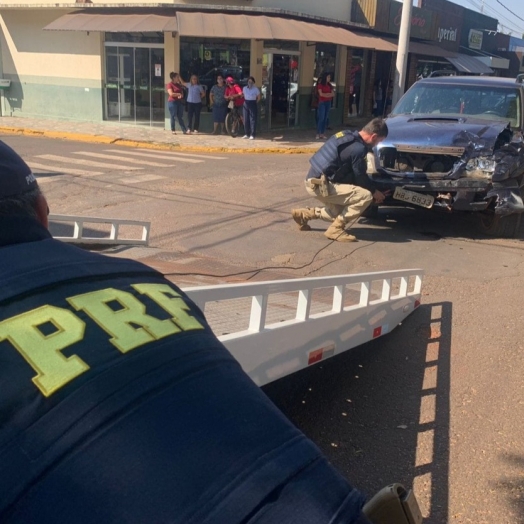 Após bater caminhonete roubada em fuga, homem é preso pela PRF