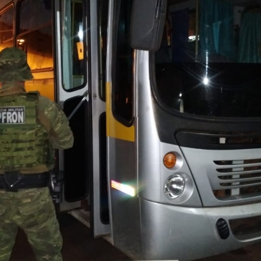 Após confronto, policiais apreendem em Santa Helena ônibus e cigarros