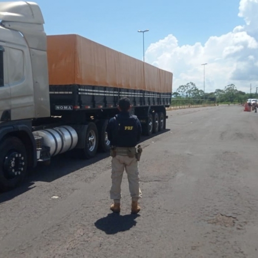 Após fuga, PRF apreende carreta carregada de cigarros em Guaíra