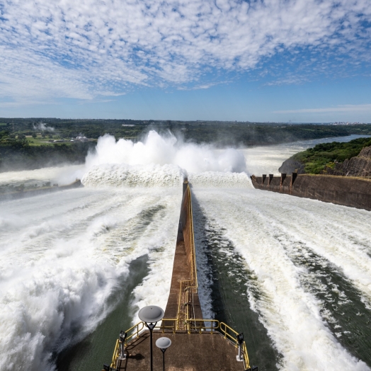 Após sete anos, usina de Itaipu abre duas calhas do vertedouro