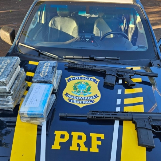 PRF apreende fuzis e cocaína com motorista de caminhão em São Miguel do Iguaçu