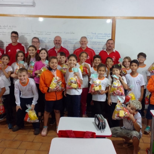 Associação Coração Valente entrega presentes de Páscoa para alunos da rede municipal de ensino