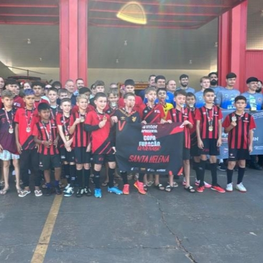 Atletas campeões de futebol e basquete de Santa Helena são recepcionados em carreata