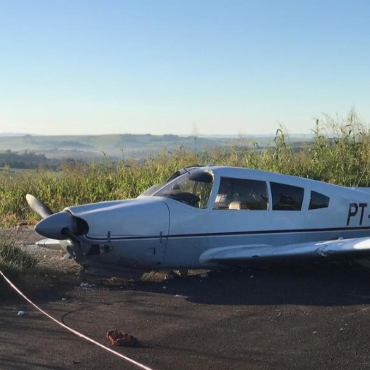 Avião de pequeno porte faz pouso de emergência no Paraná