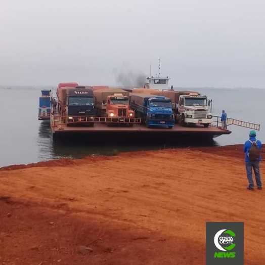 Balsa faz travessia com caminhões de Santa Helena para Porto Índio; greve continua no Paraguai