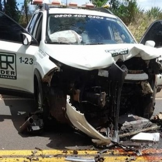 Batida frontal envolvendo carro do DER interdita rodovia do Paraná