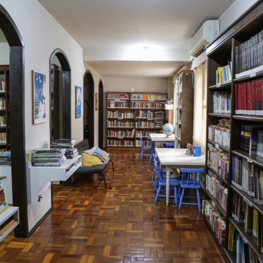 Biblioteca Pública Municipal possui cerca de 12 mil exemplares em Missal