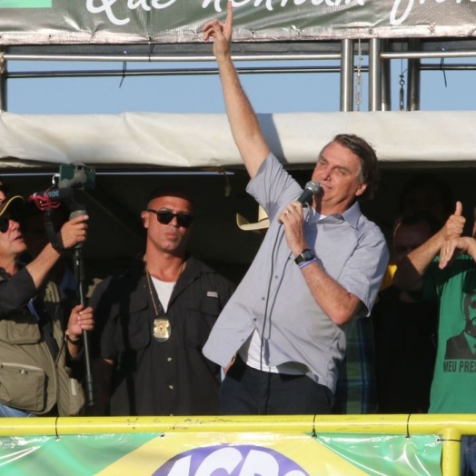 Bolsonaro participa de manifestação de agricultores e religiosos