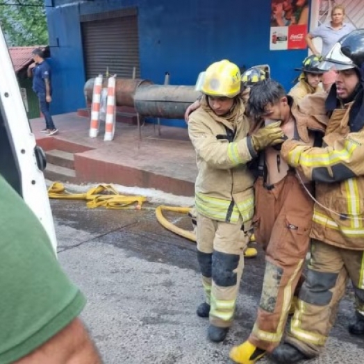 Bombeiro é resgatado após ficar preso em prédio que pegou fogo em Cidade do Leste, no Paraguai