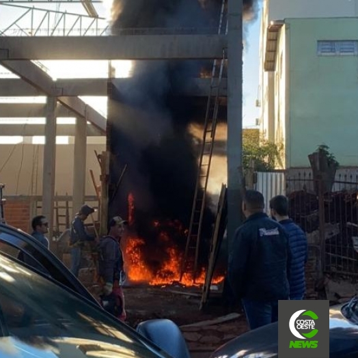 Bombeiros combatem incêndio em obra no centro de Medianeira