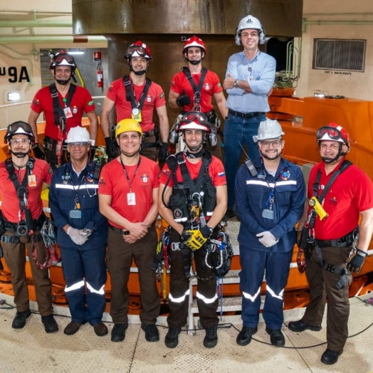 Bombeiros da Itaipu fazem exercício de resgate durante manutenção de unidade geradora