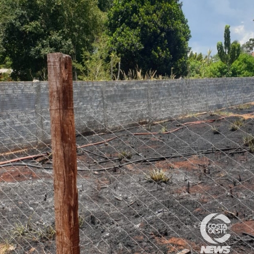 Bombeiros e Defesa Civil combatem incêndio no Cidade Alta, em Santa Helena