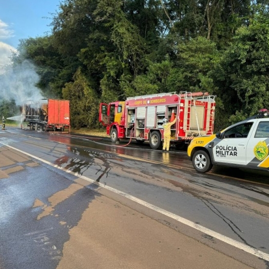 Bombeiros levam mais de uma hora para combater incêndio em carreta na BR-277 em Cantagalo