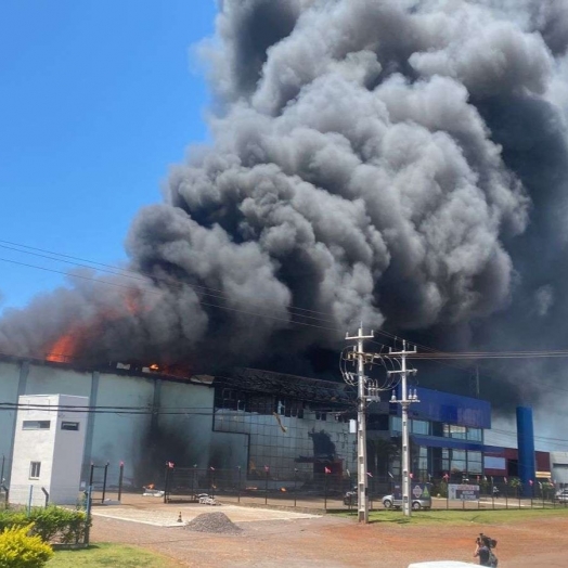 Bombeiros levaram 53 horas para controlar incêndio em empresas de Cascavel