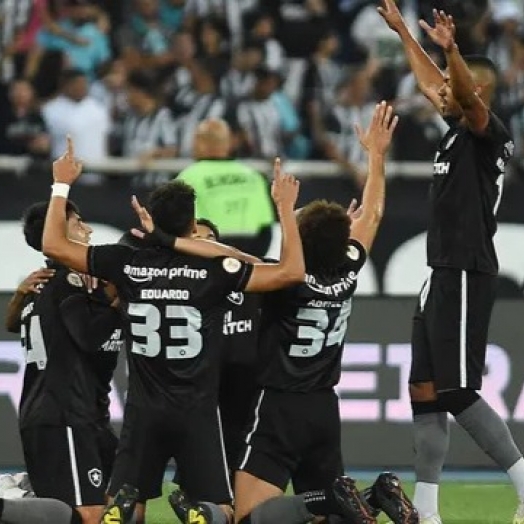 Botafogo vence o Bragantino e mantém 100% como mandante no Brasileirão