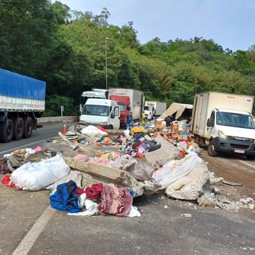 BR-277 em Matelândia: Caminhão tomba e causa Interdição parcial