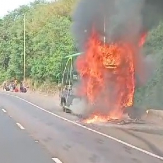 BR-277: Incêndio atinge ônibus da Princesa dos Campos em Matelândia