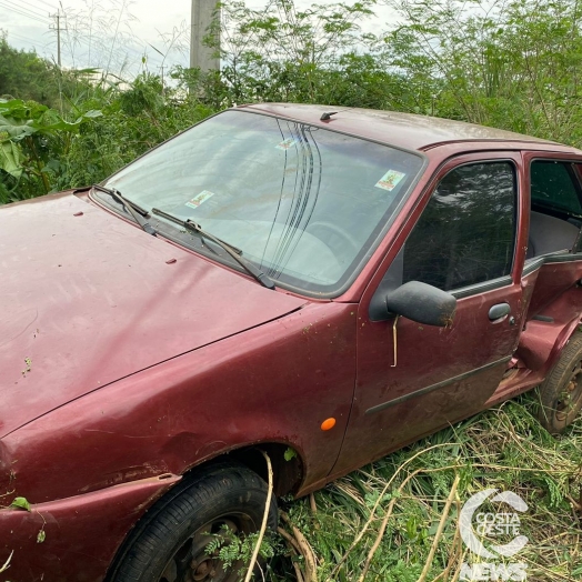 Buraco na pista causa acidente na PR 488, em Santa Helena