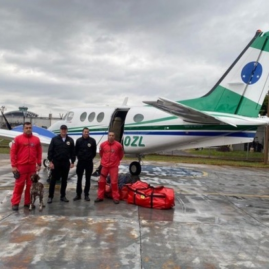 Cães farejadores e bombeiros fazem buscas em área de deslizamento no RS