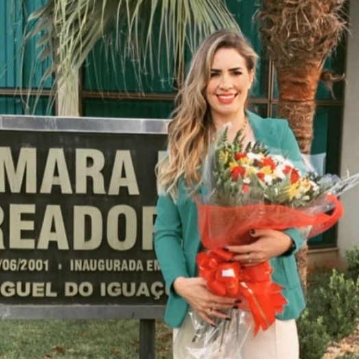 Câmara Municipal de São Miguel do Iguaçu discute projetos e realiza entrega de congratulações para técnica de enfermagem