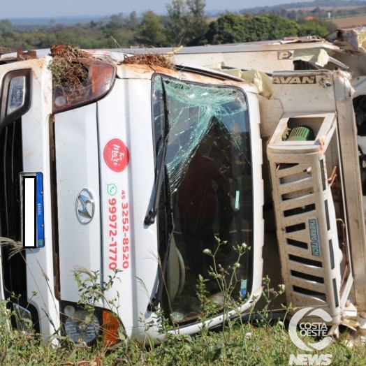 Caminhão baú tomba ao ser fechado por carro na PR 317, em Santa Helena