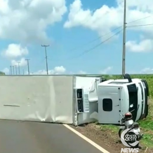 Caminhão baú tomba na PR 495, próximo a Moreninha, em Santa Helena (vídeo)