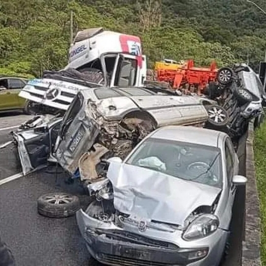 Vídeo: Caminhão desgovernado arrasta 14 veículos no litoral do Paraná