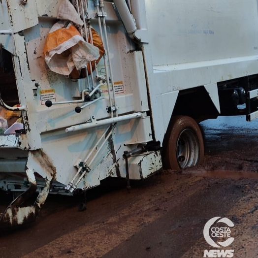 Caminhão fica atolado em valeta de obra em andamento no Bairro Floresta, em São Miguel do Iguaçu