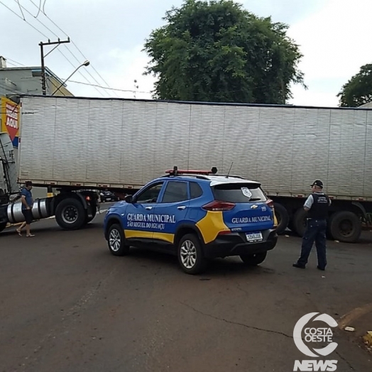 Caminhão fica preso ao passar por baixo de viaduto em São Miguel do Iguaçu