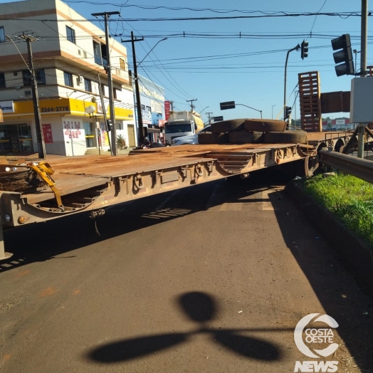 Caminhão plataforma apresenta problema mecânico e interrompe trânsito na 24 de Outubro