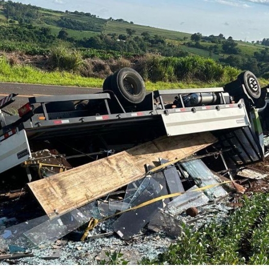 Caminhão tomba às margens da PR-488 em Diamante do Oeste e ocupantes saem ilesos