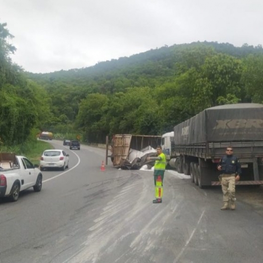 Caminhão tomba sobre veículo de carga na BR-277