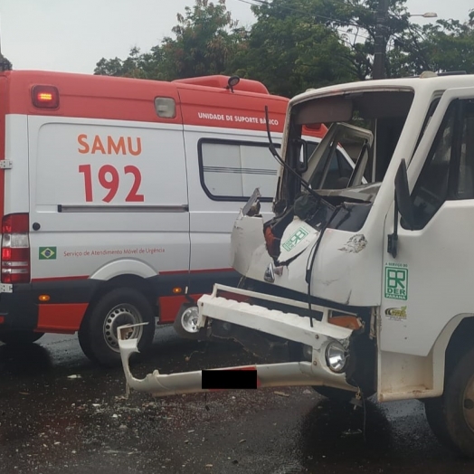 Caminhões colidem no trevo de acesso ao Porto Internacional em Santa Helena