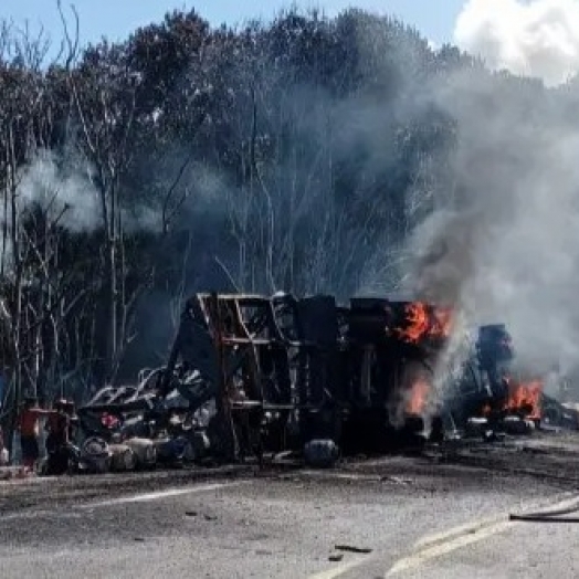 Caminhoneiro morre carbonizado após carga de botijões de gás pegar fogo na BR-277