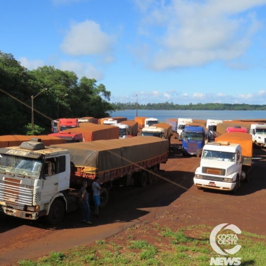 Caminhoneiros aguardam até 72 horas para serem liberados no Porto de Santa Helena