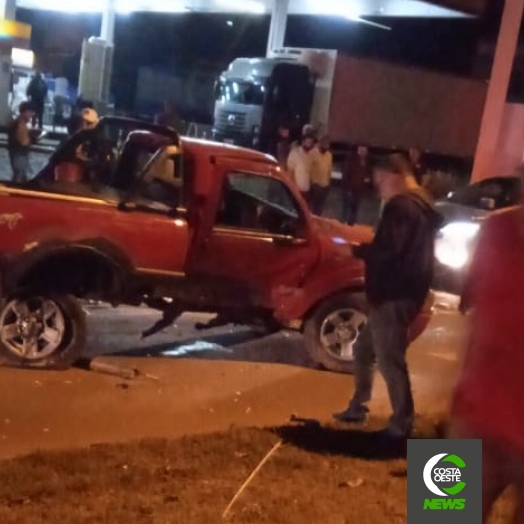 Caminhonete colide contra mureta em frente ao posto do Bairro Ipê em Medianeira