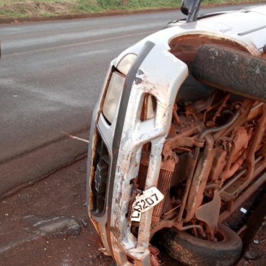 Capotamento de caminhonete deixa motorista ferido na PR-497 em São Miguel do Iguaçu