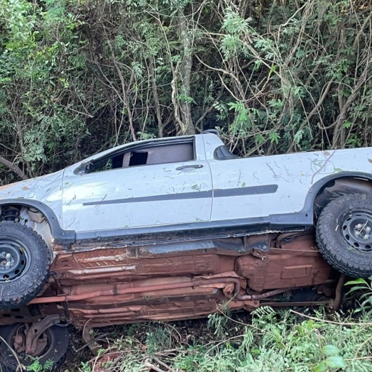 Capotamento é registrado próximo à ponte em Santa Helena