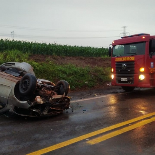 Capotamento na PR 497 deixa mulher ferida