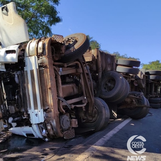 Carreta carregada com adubo tomba na BR-277, em São Miguel do Iguaçu