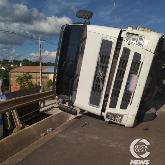 Carreta carregada com cimento tomba na BR 277 em Medianeira