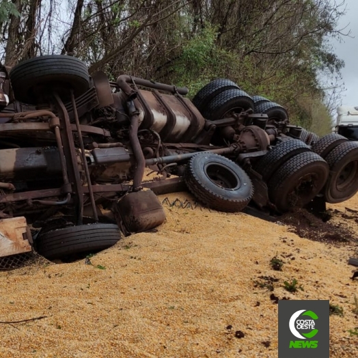 Carreta carregada com milho tomba na BR-277 em São Miguel do Iguaçu