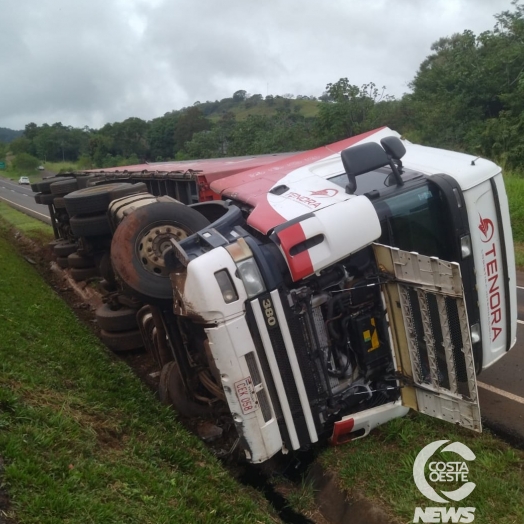 Carreta com placa Paraguaia tomba na BR- 277 entre Matelândia e Medianeira