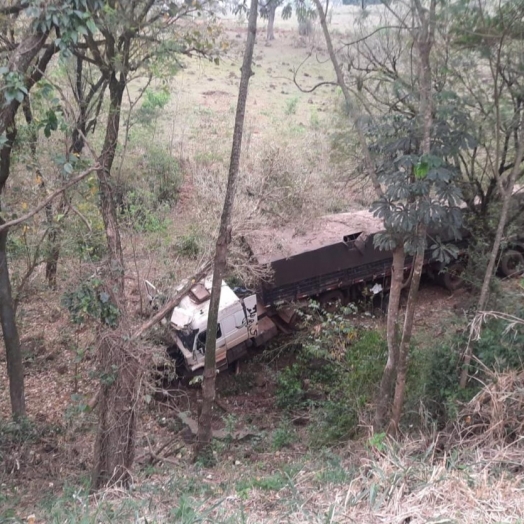 Carreta desce ribanceira em Diamante do Oeste e motorista fica ferido