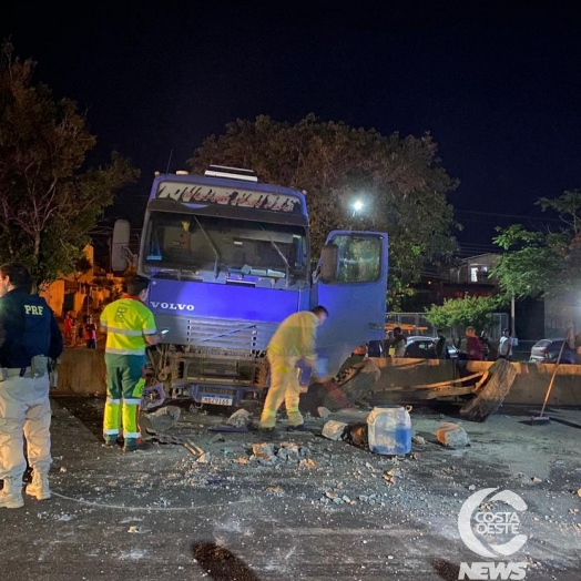 Carreta desgovernada atravessa BR 277 em São Miguel do Iguaçu