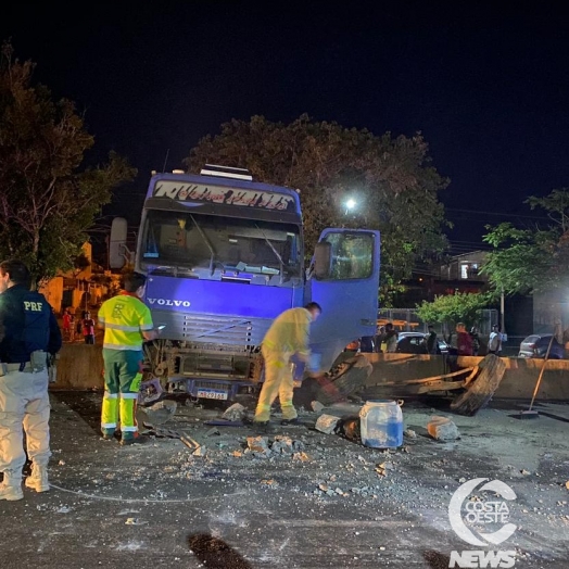 Carreta desgovernada atravessa BR 277 em São Miguel do Iguaçu