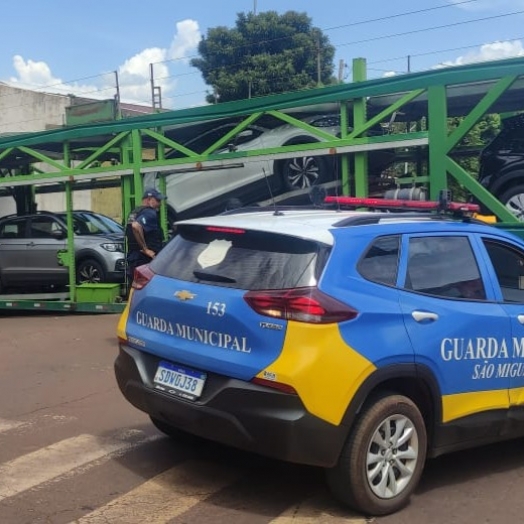 Carreta entalada em passagem de nível causa transtornos no trânsito em São Miguel do Iguaçu