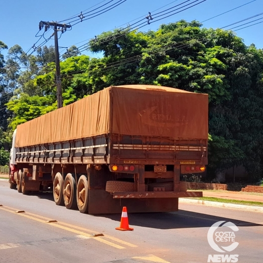 Carreta paraguaia bloqueia meia pista da Rua Ver. José Biesdorf em Santa Helena