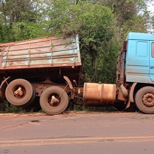 Carreta que seguia ao Porto de Santa Helena, tomba na PR 317, entre Ouro Verde e Toledo