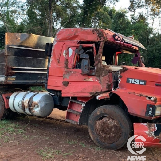 Carreta que tombou entre Santa Helena e Diamante é removida com auxílio de pá carregadeira